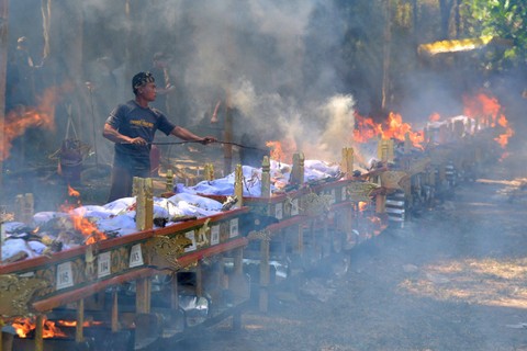 Umat Hindu melaksanakan rangkaian upacara Ngaben secara massal di kawasan Legian, Badung, Bali, Kamis (5/10/2023). Foto: Fikri Yusuf/Antara Foto