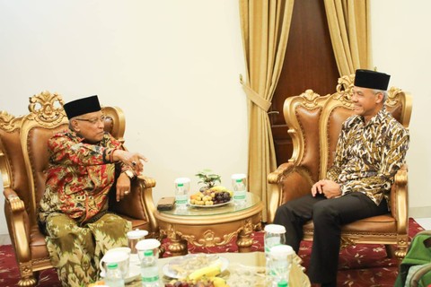 Bakal Calon Presiden (Bacapres) Ganjar Pranowo mendapat sambutan hangat saat sowan ke kediaman KH Said Aqil Siroj. Foto: Dok. Istimewa