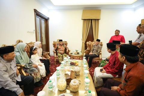 Bakal Calon Presiden (Bacapres) Ganjar Pranowo mendapat sambutan hangat saat sowan ke kediaman KH Said Aqil Siroj. Foto: Dok. Istimewa