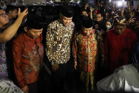 Bakal Calon Presiden (Bacapres) Ganjar Pranowo mendapat sambutan hangat saat sowan ke kediaman KH Said Aqil Siroj. Foto: Dok. Istimewa