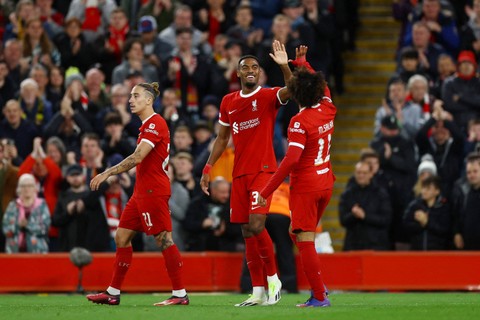 Selebrasi pemain Liverpool usai mencetak gol ke gawang Union Saint-Gilloise pada pertandingan Grup E Liga Europa di Anfield, Liverpool, Inggris, Jumat (6/10/2023). Foto: Lee Smith/REUTERS