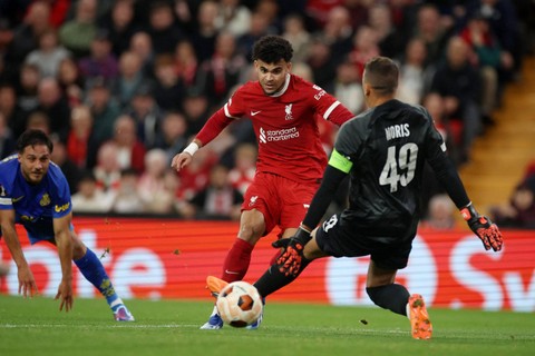 Pemain Liverpool Luis Diaz menendang bola ke arah gawang Union Saint-Gilloise pada pertandingan Grup E Liga Europa di Anfield, Liverpool, Inggris, Jumat (6/10/2023).  Foto: Phil Noble/REUTERS
