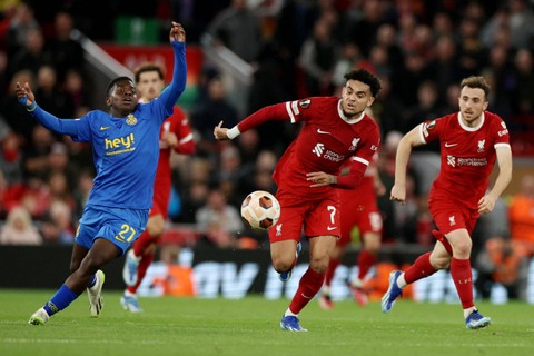 Pemain Liverpool Luis Diaz berusaha melewati pemain Union Saint-Gilloise pada pertandingan Grup E Liga Europa di Anfield, Liverpool, Inggris, Jumat (6/10/2023).  Foto: Phil Noble/REUTERS