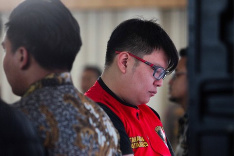 Polisi menghadirkan tersangka kasus dugaan penganiayaan Gregorius Ronald Tannur saat konferensi pers di Polrestabes Surabaya, Jawa Timur, Jumat (6/10/2023). Foto: Didik Suhartono/ANTARA FOTO