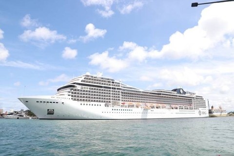Kapal pesiar  MSC Magnifica membawa 3.000 penumpang dan kru bersandar di Pelabuhan Benoa, Denpasar, Bali, Selasa (4/4/2023). Foto: Pelindo Bali/HO/Antara