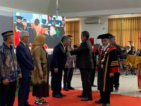 ITERA berikan penghargaan kepada para tokoh yang berjasa dalam pembangunan dan pengembangan ITERA. | Foto: Sinta Yuliana/Lampung Geh