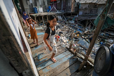 Anak-anak bermain di Muara Baru Kelurahan Penjaringan, Jakarta, yang terdampak proyek tanggul laut raksasa, Jumat (6/10). Foto: Aditia Noviansyah/kumparan
