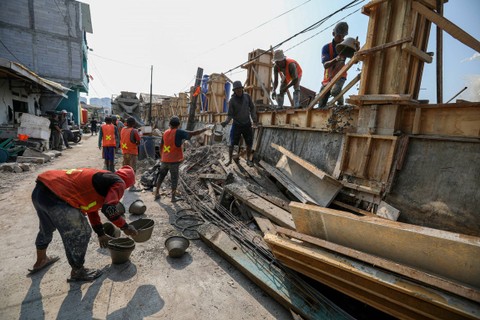 Pekerja melakukan peninggian tanggul dalam proyek tanggul laut raksasa atau National Capital Integrated Coastal Development (NCICD) di Muara Baru Kelurahan Penjaringan, Jakarta, Jumat (6/10). Foto: Aditia Noviansyah/kumparan
