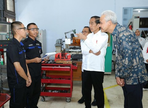 Ganjar bersama Presiden Jokowi saat melihat SMKN Jateng. Foto: Dok. Istimewa