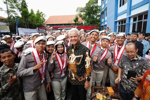 Ganjar saat meluluskan siswa SMKN Jateng. Foto: Dok. Istimewa