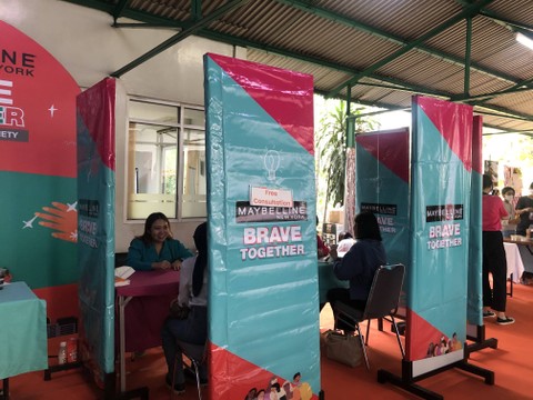 Konseling gratis dalam rangkaian acara pelatihan Brave Talk: Yuk Berani Bersama Menjadi Teman Cerita yang digelar oleh Maybelline di UNIKA Atma Jaya, Jakarta Selatan, Jumat (6/10). Foto: Nada Saffana/kumparan.