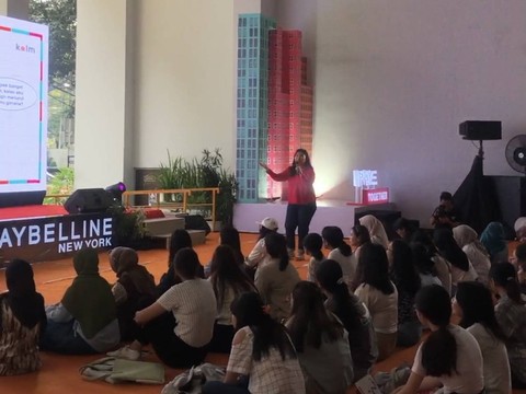 Penjelasan 5 langkah BRAVE dalam rangkaian acara pelatihan Brave Talk: Yuk Berani Bersama Menjadi Teman Cerita yang digelar oleh Maybelline di UNIKA Atma Jaya, Jakarta Selatan, Jumat (6/10). Foto: Nada Saffana/kumparan.
