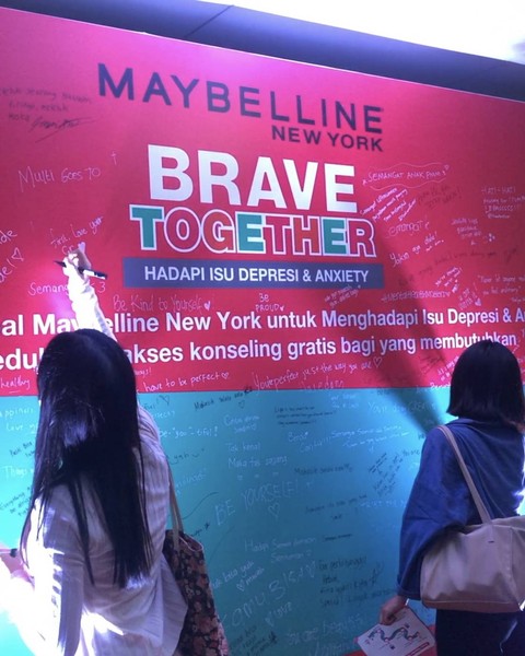 Peserta menulis pesan di Brave Together Wall saat pelatihan Brave Talk: Yuk Berani Bersama Menjadi Teman Cerita yang digelar oleh Maybelline di UNIKA Atma Jaya, Jakarta Selatan, Jumat (6/10). Foto: Nada Saffana/kumparan.