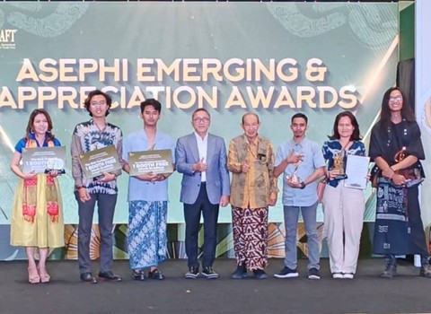 Mendag Zulkifli Hasan bersama Ketua Umum ASEPHI Muchsin Ridjan dan para pemenang ASEPHI Emerging & Appreciation Awards pada Inacraft on October 2023, di JCC, Senayan, Jakarta Pusat, Jumat (6/10) malam. Foto: Yulian Saputra/kumparan