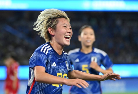 Haruka Osawa (kiri) dari Jepang merayakan golnya saat perebutan medali emas sepak bola putri antara Jepang dan Korea Utara pada Asian Games 2022 di Hangzhou di provinsi Zhejiang timur Tiongkok pada Jumat (6/10/2023). Foto: Jung Yeon-je / AFP
