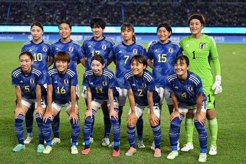 Para pemain Jepang berpose untuk foto tim sebelum perebutan medali emas sepak bola putri antara Jepang dan Korea Utara pada Asian Games 2022 di Hangzhou di provinsi Zhejiang timur Tiongkok pada Jumat (6/10/2023). Foto: Jung Yeon-je / AFP