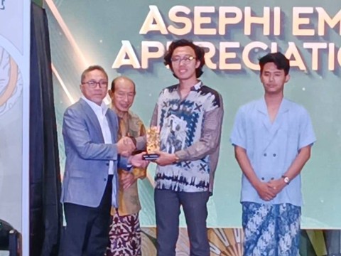 Menteri Perdagangan (Mendag), Zulkifli Hasan didampingi Ketua Umum Asosiasi Eksportir dan Produsen Handicraft Indonesia (ASEPHI), Muchsin Ridjan menyerahkan hadiah kepada Nurman Farieka Ramdhany yang meraih Best Youth Preneurs pada Inacraft on October Awards 2023, di JCC, Senayan, Jakarta Pusat, Jumat (6/10) malam. Foto: Yulian Saputra/kumparan