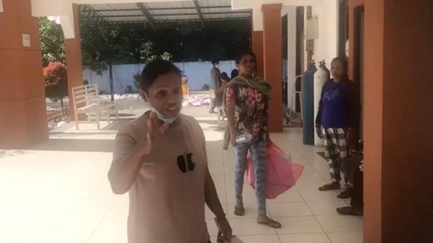 Mince Lesnussa, salah satu petugas cleaning service RSUD Piru. Dok: Ist.