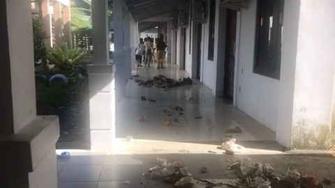 Sampah berserakan di RSUD Piru akibat protes petugas cleaning service. Dok: Ist.