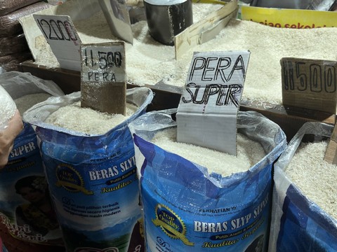 Beras yang dijajakan di kios beras di Pasar Cijantung, Pasar Rebo Jakarta Timur pada Sabtu (7/10/2023). Foto: Widya Islamiati/kumparan