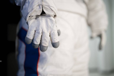 Desain sarung tangan khusus AxEMU yang baru akan memungkinkan astronaut bekerja dengan peralatan khusus untuk memenuhi kebutuhan eksplorasi dan memperluas peluang ilmiah. Foto: Axiom Space