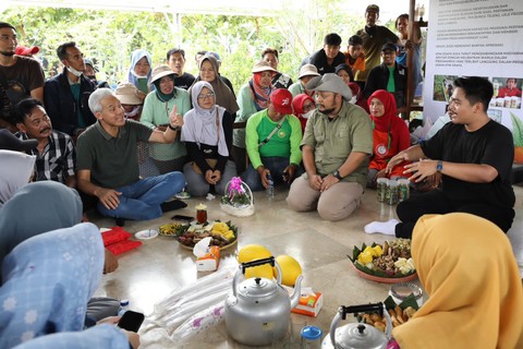 Ganjar saat berdiskusi dengan Pegiat Petani Kota dan warga di daerah Taman Agro Eduwisata GSG 07 dalam mewujudkan ketahanan pangan di Indonesia. Foto: Dok. Istimewa