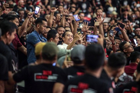Presiden Joko Widodo (tengah) menyapa relawan saat menghadiri Konsolidasi Nasional Jaringan Relawan Alap-Alap Jokowi di Sentul International Convention Center (SICC), Kabupaten Bogor, Jawa Barat, Sabtu (7/10/2023). Foto: Yulius Satria Wijaya/Antara Foto