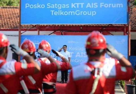 Ketua Satgas KTT AIS Forum 2023 TelkomGroup Syaifudin, memimpin apel kesiapan kerja yang diikuti oleh seluruh karyawan & teknisi yang bertugas dalam pengawalan infrastruktur, jaringan dan layanan TelkomGroup selama kegiatan tersebut berlangsung, yakni pada 10-11 Oktober 2023, Nusa Dua Bali (6/10). Foto: dok. Telkom