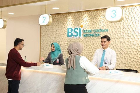PT Bank Syariah Indonesia Tbk. (BSI) kembali membuka layanan operasional akhir pekan (weekend banking) di 342 cabang di seluruh Indonesia untuk menjembatani kebutuhan nasabah dalam melakukan transaksi keuangan pada akhir pekan. Foto: dok. BSI