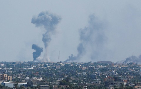 Asap mengepul menyusul serangan Israel di Gaza, Sabtu (7/10/2023). Foto: Ibraheem Abu Mustafa/REUTERS