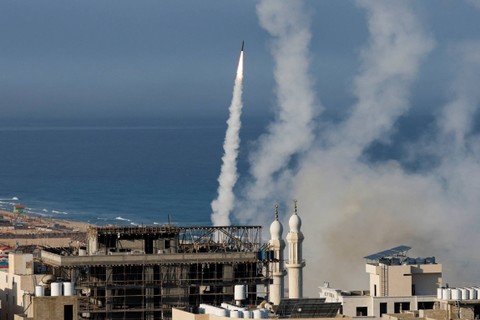 Roket ditembakkan oleh Kelompok Militan Palestina Hamas ke Israel, di Kota Gaza, Sabtu (7/10/2023). Foto: Mohammed Salem/REUTERS