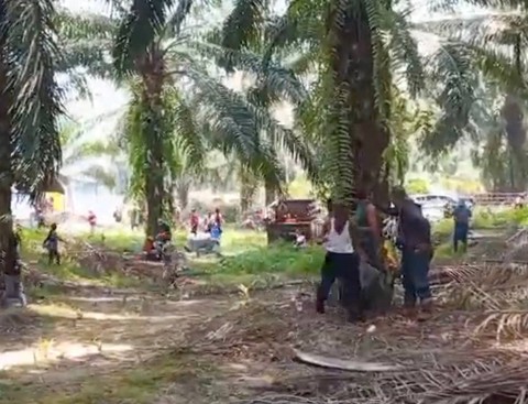 Tangkapan layar video saat polisi menembak untuk membubarkan demo. Dok: Walhi.