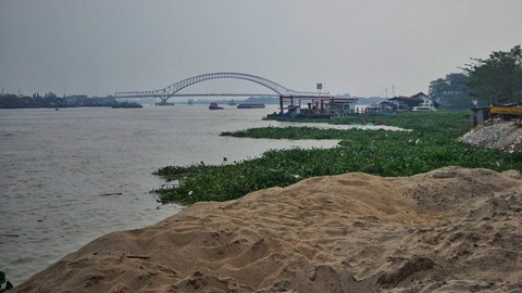 Faktor kekeringan yang terjadi berpengaruh pada kenaikan suhu panas ekstrem di Kota Palembang, Sabtu (7/10) Foto: ary priyanto/urban id
