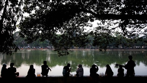 Sejumlah remaja yang memilih bersantai di taman Kota Palembang di tengah ancaman kenaikan suhu panas ekstrem yang dirilis berdasarkan hasil monitoring BMKG Sumsel, Sabtu (7/10) Foto: ary priyanto/urban id