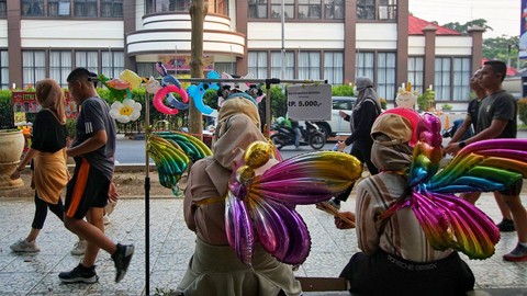 Aktivitas warga yang sedang berolah raga di tengah ancaman kenaikan suhu panas ekstrem selama dua puluh hari kedepan akibat kekeringan panjang yang terjadi di Kota Palembang, Sabtu (7/10) Foto: ary priyanto/urban id