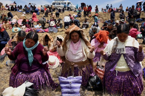 Masyarakat adat berdoa memohon hujan di dekat bendungan Incachaca, di Incachaca, di pinggiran La Paz, Bolivia, Jumat (6/10/2023). Foto: Claudia Morales/REUTERS