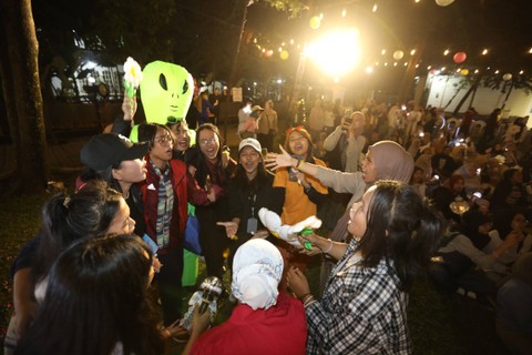 Keseruan acara noraebang atau karaoke party edisi spesial Seventeen playlist pada kumparan Hangout, di Taman Komunitas kumparan, Sabtu (7/10/2023). Foto: Aditia Noviansyah/kumparan