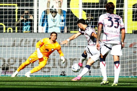 Pemain Bologna Riccardo Orsolini mencetak gol pertama mereka saat hadapi Inter Milan di San Siro, Milan, Italia, Sabtu (7/10/2023). Foto: Alessandro Garofalo/REUTERS