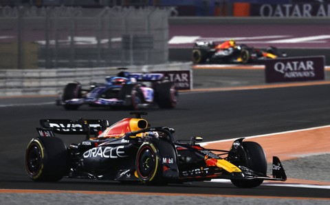 Max Verstappen beraksi di Sirkuit Internasional Lusail, Lusail, Qatar, dalam balapan Formula 1 Qatar, Sabtu (7/10). Foto: Hamad I Mohammed/REUTERS