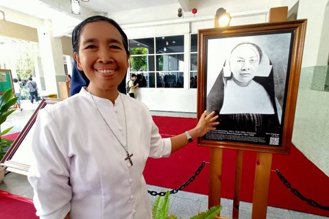 Suster Lidwina Suhartati, OSU, menunjukkan foto Suster Louise Demarteau pemimpin Biara Ursulin Pertama di Surabaya. Foto-foto: Masruroh/Basra