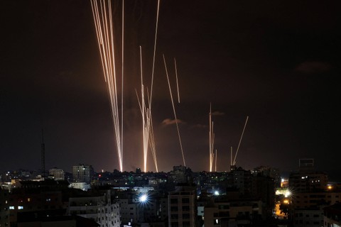 Roket yang ditembakkan militan Palestina dari Kota Gaza, Sabtu (7/10/2023).  Foto: MAHMUD HAMS/AFP