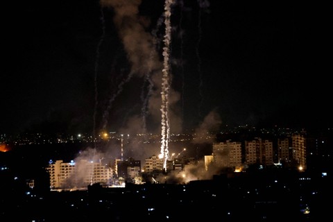 Roket ditembakkan dari Gaza menuju Israel, di Gaza, Sabtu (7/10/2023).  Foto: Mohammed Salem/REUTERS