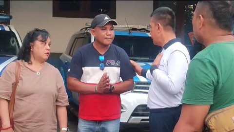 Salah satu korban penganiayaan oleh anggota Satgas Gakkumla Lantamal VIII Manado didampingi keluarga berbincang bersama komandan Pomal selepas melaporkan tindakan penganiayaan.