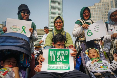 Sejumlah anggota Rumah Cerebral Palsy Indonesia melakukan aksi di kawasan Bundaran HI, Jakarta, Minggu (8/10/2023). Foto: Iqbal Firdaus/kumparan