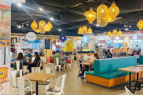 Pluit Village baru saja meresmikan pembukaan food court terbaru bertemakan "Hawkers Street", Sabtu (7/10). Foto: Dok. Istimewa