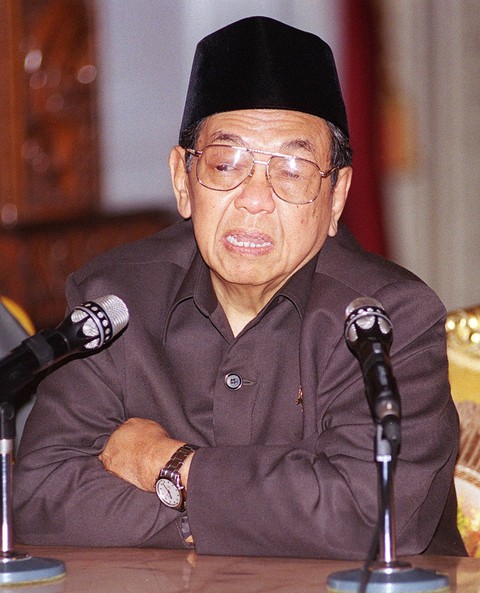 Presiden Abdurrahman Wahid (Gus Dur) berbicara kepada wartawan pada konferensi pers di istana presiden di Jakarta, pada 26 Februari 2000. Foto: AGUS LOLONG / AFP