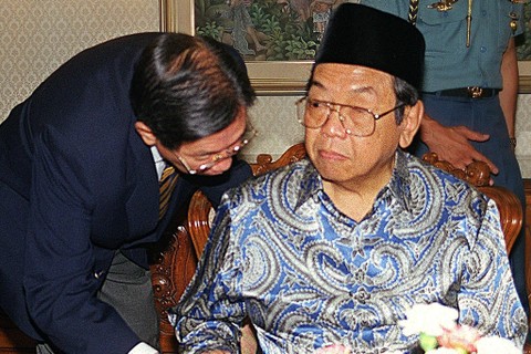 Presiden Abdurrahman Wahid (Gus Dur) di Istana Kepresidenan di Jakarta, pada 27 Oktober 1999. Foto: AGUS LOLONG / AFP