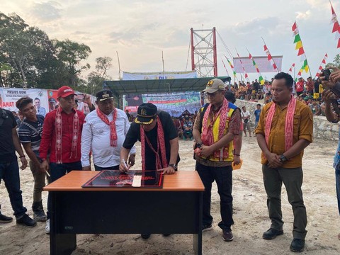 Ketua Komisi V DPR RI Lasarus ketika meresmikan jembatan Sepayan di Desa Sumber Sari, Kecamatan Ketungau Tengah. Foto: Yusrizal/Hi!Pontianak
