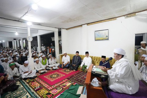 Bacapres Anies Baswedan di Masjid Agung Baing Yusuf dan menghadiri pengajian di Pondok Pesantren Al-Aqhtob Purwakarta. Foto: Dok. Istimewa