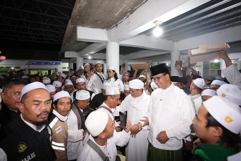 Bacapres Anies Baswedan di Masjid Agung Baing Yusuf dan menghadiri pengajian di Pondok Pesantren Al-Aqhtob Purwakarta. Foto: Dok. Istimewa